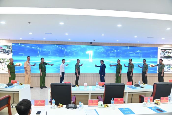 Các đồng chí lãnh đạo thực hiện nghi lễ ra mắt các giải pháp chuyển đổi số trọng điểm, bao gồm: Dây chuyền sản xuất thiết bị báo cháy không dây; Thí điểm ứng dụng Cảnh sát Hà Nội thông minh; Triển khai giai đoạn 2 giải pháp UAV giám sát an ninh, trật tự.