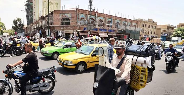 Iran tuyên bố sẽ đáp trả các biện pháp của Mỹ. Tehran cảnh báo có thể mở rộng các cuộc tập kích nhằm vào những quốc gia sản xuất dầu trong khu vực và các nước châu Âu, đồng thời đưa ra những tuyên bố liên quan đến khả năng phát triển vũ khí hạt nhân.