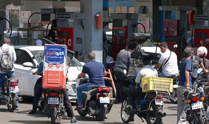 Người dân Iran những ngày gần đây phải xếp hàng dài bên ngoài các trạm xăng. Tình trạng này diễn ra trong bối cảnh nguồn cung nhiên liệu chịu sức ép từ các biện pháp phong tỏa và hạn chế thương mại.