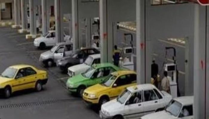 Tuy nhiên, giá nhiên liệu là vấn đề nhạy cảm tại Iran. Những thay đổi về giá xăng trong quá khứ từng gây ra các biến động xã hội và chính trị, khiến bất kỳ kế hoạch điều chỉnh nào cũng có thể đối mặt với phản ứng từ người dân.