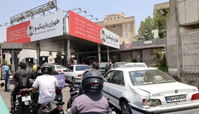 Ông Ghaempanah cũng chỉ trích cơ chế phân phối xăng được trợ giá mạnh tại Iran. Theo ông, hệ thống hiện nay mang lại lợi ích lớn hơn cho những người sở hữu nhiều phương tiện, trong khi người không có phương tiện không được hưởng lợi tương tự.