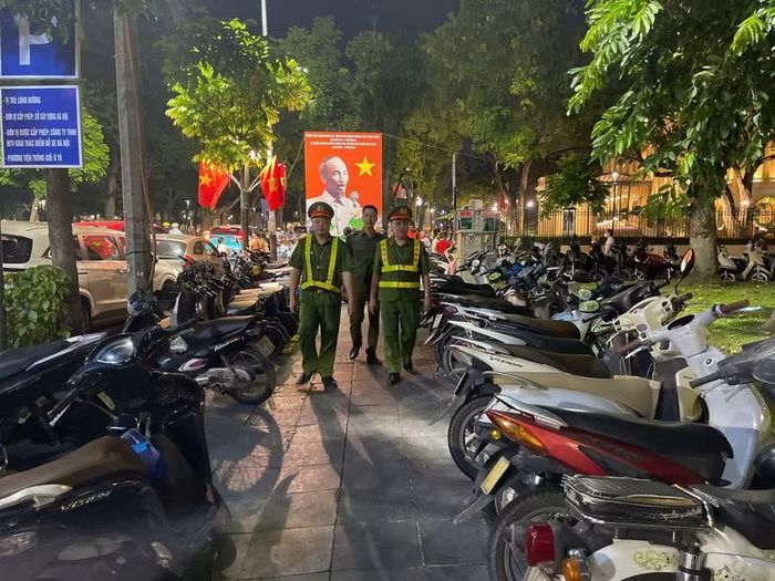 Dù là các điểm miễn phí, nhưng lực lượng Công an cũng tăng cường tuần tra để đảm bảo an toàn tài sản cho người dân
