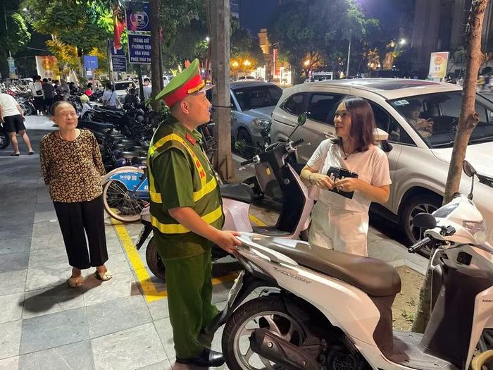 Chị Trần Thị Hồng Doan bày tỏ rất phấn khởi khi gửi xe để đi chơi ngày Tết Độc lập vừa an toàn mà lại không mất phí