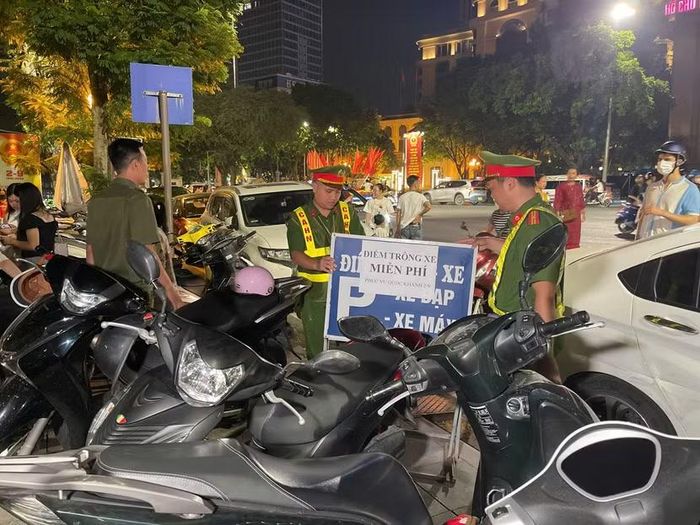 Hàng loạt các điểm trông giữ xe miễn phí được dán thông báo để người dân nắm được