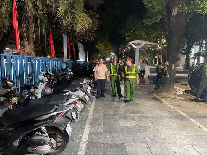 Tại tất cả các điểm trông giữ xe của Công ty cổ phần Đồng Xuân đều bố trí bảo vệ trông giữ phương tiện cho bà con nhân dân