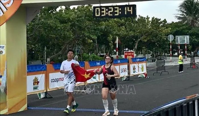 Niềm vui về đích của các vận động viên tham gia giải chạy. Ảnh: Tường Quân - TTXVN