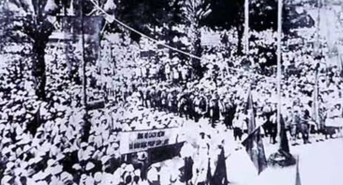 Hàng trăm nghìn người tập trung quanh lễ đài, chờ nghe bản Tuyên ngôn Độc lập từ Hà Nội.