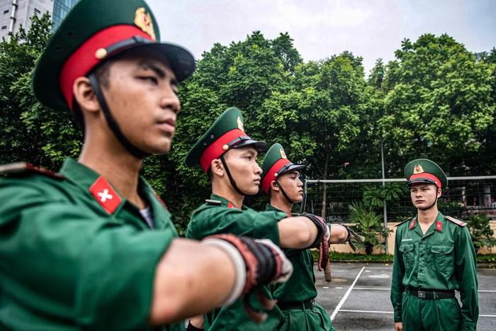 Để được lựa chọn vào đội tiêu binh, các chiến sĩ phải đáp ứng hàng loạt yêu cầu khắt khe về phẩm chất, sức khỏe và hình thể. Những người có chiều cao quy định, ngoại hình cân đối và khuôn mặt tương đối giống nhau sẽ được ưu tiên để tạo nên một đội hình đồng đều tuyệt đối.