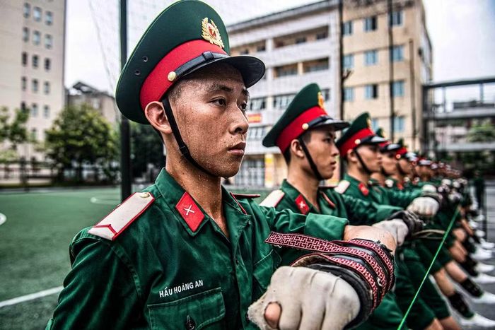 Giọt mồ hôi ướt đẫm quân phục, lăn dài trên khuôn mặt sạm nắng của chiến sĩ Hầu Hoàng An trong giờ huấn luyện. Dù mệt mỏi, các chiến sĩ vẫn phải giữ vẻ mặt trang nghiêm, không được cười nhưng cũng không được để lộ sự căng thẳng ra bên ngoài.