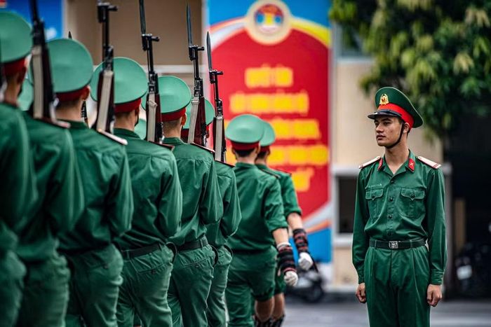 Từ sân tập tiến ra Quảng trường Ba Đình là một hành trình của sự nỗ lực không ngừng nghỉ. Từng nhóm chiến sĩ tập luyện đội ngũ, bồng súng di chuyển với tác phong thống nhất, đúng điều lệnh dưới ánh mắt quan sát sát sao của đồng đội và chỉ huy.
