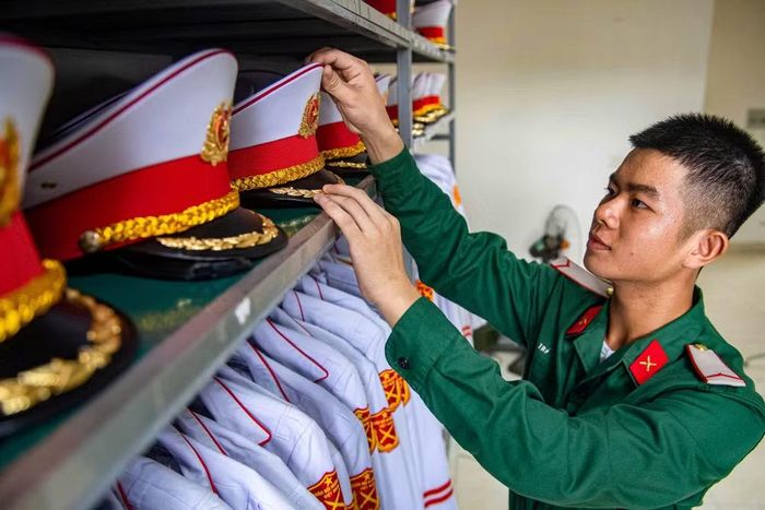 Sự trang nghiêm, chuẩn mực của người lính tiêu binh danh dự bắt đầu từ những chi tiết nhỏ nhất. Trước giờ làm nhiệm vụ hoặc ra bãi tập, mỗi chiếc mũ kê-pi đều được các chiến sĩ nâng niu, kiểm tra kỹ lưỡng và sắp xếp thẳng hàng tắp trên giá.