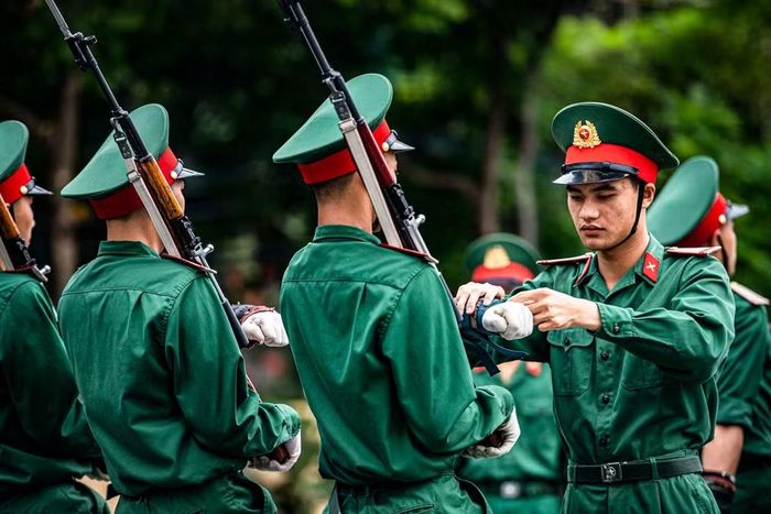 Tình đồng chí, đồng đội gắn bó thể hiện qua những hành động chăm sóc giản dị. Các chiến sĩ cẩn thận chỉnh sửa quân phục, bao tay cho nhau, đảm bảo mọi chi tiết đều hoàn hảo trước khi bước vào đội hình chính thức.