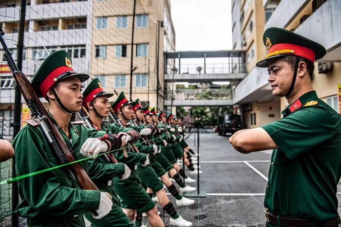 Dưới sự giám sát gắt gao của cán bộ huấn luyện, từng cử động của tay, chân đều được căn chỉnh một cách chuẩn xác. Các chiến sĩ phải luyện tập cả ngày lẫn đêm, có những ngày lên tới 10 giờ đồng hồ, bất kể điều kiện thời tiết khắc nghiệt.