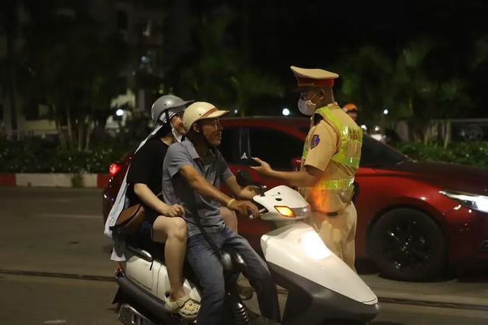 Xuyên lễ làm nhiệm vụ, các chiến sĩ Cảnh sát giao thông đã và đang cùng toàn lực lượng Công an Thủ đô giữ bình yên cho từng tuyến phố