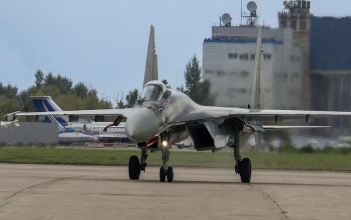 Su-35 vì thế không phải "Su-27 sơn lại". Nó là một bước phát triển sâu của dòng Flanker, cho thấy một thiết kế ra đời từ thời Chiến tranh Lạnh vẫn có thể được kéo dài vòng đời bằng những thay đổi lớn về công nghệ.