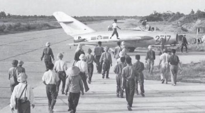 Một yếu tố khác là khả năng thích nghi. MiG-21 liên tục được nâng cấp qua nhiều phiên bản, từ hệ thống điện tử, radar đến vũ khí. Thiết kế cơ bản đủ linh hoạt để phục vụ nhiều thập niên.