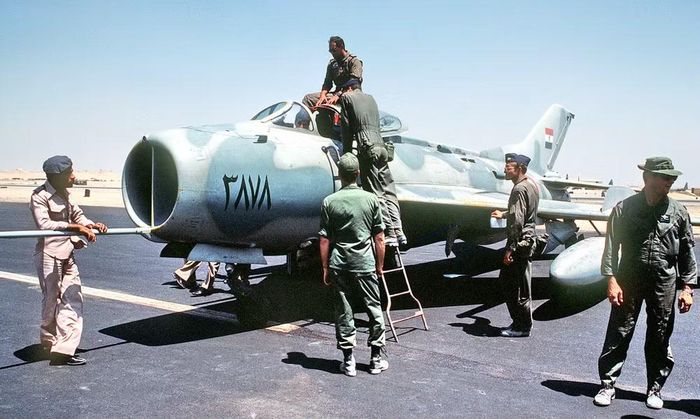 MiG-19 thì không có được vòng đời nổi tiếng tương tự. Nó nằm giữa 2 thế hệ: quá tiên tiến để được xem như MiG-17, nhưng nhanh chóng bị MiG-21 vượt qua.