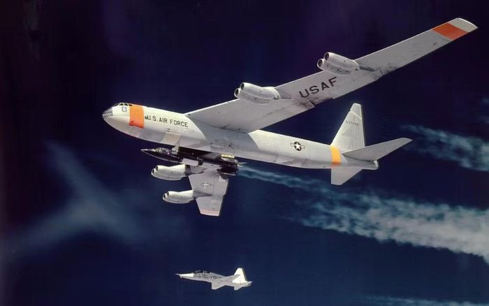 So với T-38C của Không quân Mỹ, T-38N có nhiều thay đổi về hệ thống liên lạc và dẫn đường. Máy bay được trang bị radar thời tiết, hệ thống cảnh báo và tránh địa hình, GPS cùng nhiều hệ thống điện tử và quản lý bay được nâng cấp.