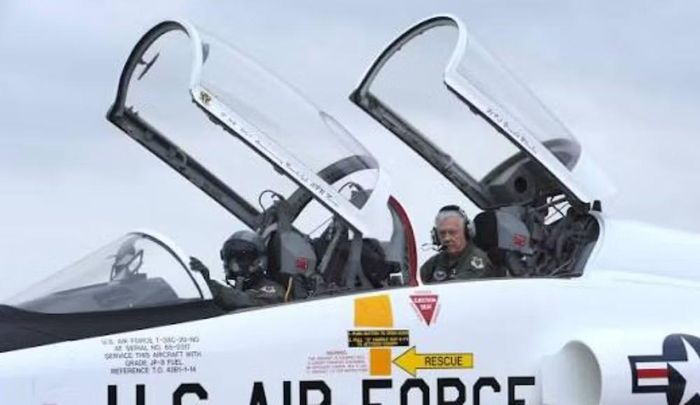 Trung tâm Vũ trụ Johnson (JSC) của NASA đang tiến hành nghiên cứu thị trường để tìm hiểu các loại máy bay phản lực hiệu suất cao hiện có, đang được sản xuất hoặc sắp được sản xuất.
