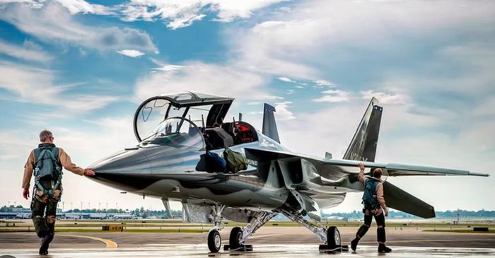 Khả năng NASA sử dụng T-7A Red Hawk của Boeing cũng chưa rõ ràng. Chương trình T-7A của Không quân Mỹ đang chậm tiến độ đáng kể. Khả năng sản xuất hàng loạt hiện được dự kiến vào năm 2029.