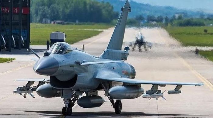 PL-15 sử dụng đầu dò radar AESA và có liên kết dữ liệu, tạo ra sự kết hợp giữa cảm biến trên máy bay, tên lửa và hệ thống chỉ thị mục tiêu.