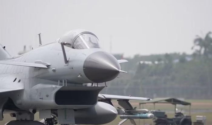 Điều đó khiến J-10C khác J-10A không chỉ ở từng thiết bị riêng lẻ. Giá trị của J-10C nằm ở khả năng các hệ thống phối hợp với nhau thành một chuỗi tác chiến hoàn chỉnh.