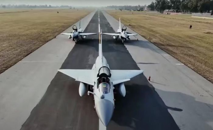 J-10C về sau được trang bị động cơ WS-10 do Trung Quốc sản xuất. Đây là thay đổi có ý nghĩa đối với chương trình, dù quá trình chuyển đổi động cơ diễn ra theo từng giai đoạn.