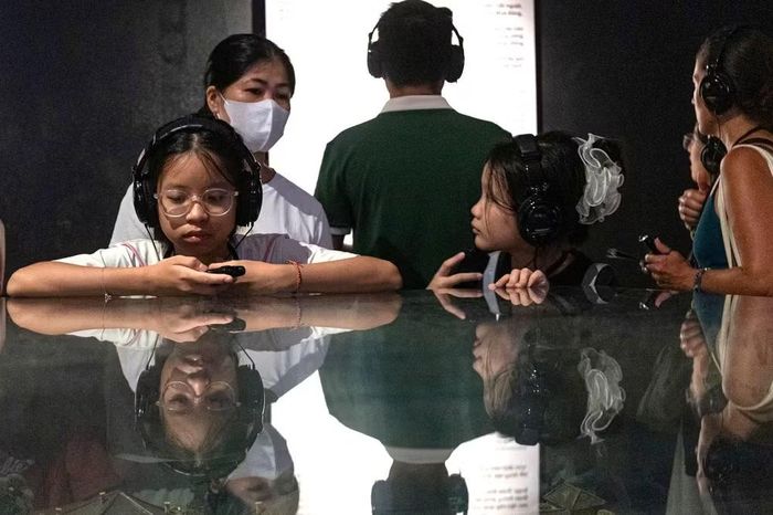 Các em nhỏ được người thân giới thiệu, tìm hiểu thêm về lịch sử ngay tại di tích