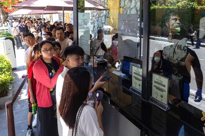 Du khách xếp hàng vào tham quan Di tích Nhà tù Hỏa Lò