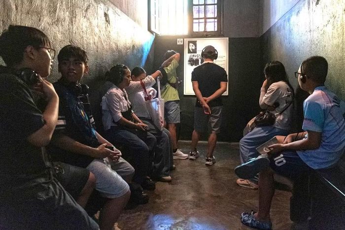 Không chỉ tham quan, nhiều du khách còn chủ động tìm hiểu sâu hơn về những dấu mốc lịch sử gắn với Hỏa Lò