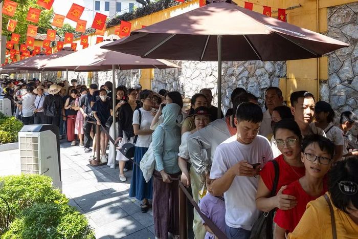 Ngay từ sáng, khu vực trước cổng Di tích Nhà tù Hỏa Lò đã có đông người dân, du khách