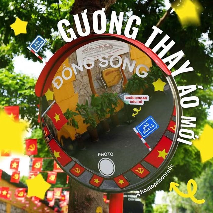 “Gương cầu lồi đổi áo mới” trở thành điểm chụp ảnh ấn tượng khi thách đến tham quan Nhà tù Hỏa Lò trong dịp Đại lễ 2-9 năm nay