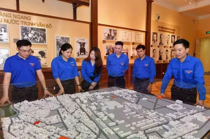Di tích 48 Hàng Ngang, nơi Chủ tịch Hồ Chí Minh viết bản Tuyên ngôn Độc lập năm 1945, một trong những "địa chỉ đỏ" thu hút khách tham quan dịp Quốc khánh, nhất là giới trẻ