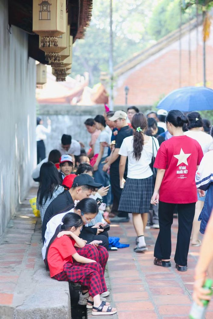 Người dân tranh thủ tìm bóng mát nghỉ chân, trước khi tiếp tục hành trình