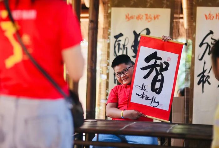 Bé trai khoe chữ vừa xin từ thầy đồ