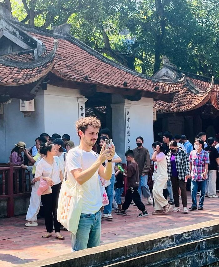 Du khách quốc tế ghi lại nhiều hình ảnh về "Trường đại học đầu tiên của Việt Nam"