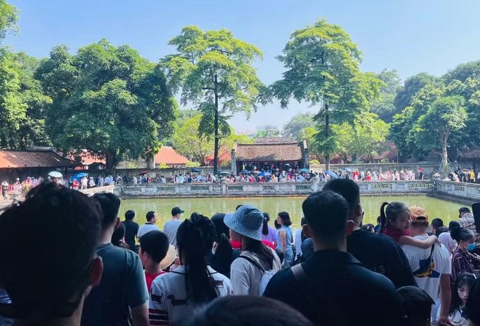 Hình ảnh chen chúc trong khu di tích lúc 11h30