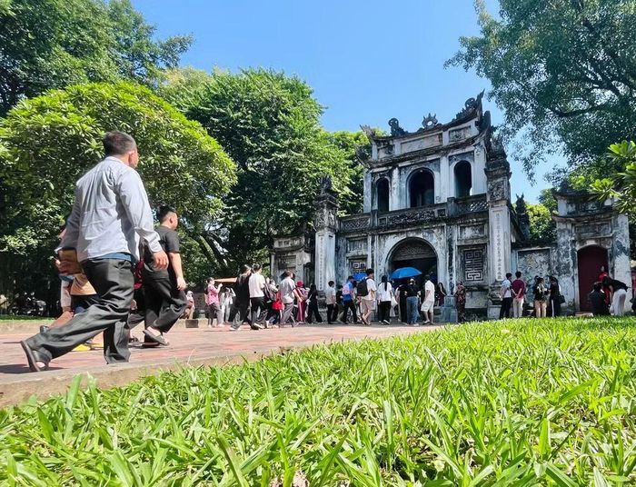Càng về trưa, thời tiết càng nắng nóng song dòng người đổ về đây vẫn ngày một đông