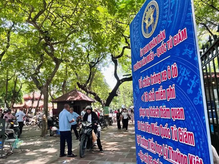 Cùng với miễn vé tham quan, nơi đây còn tổ chức trông giữ xe miễn phí cho người dân