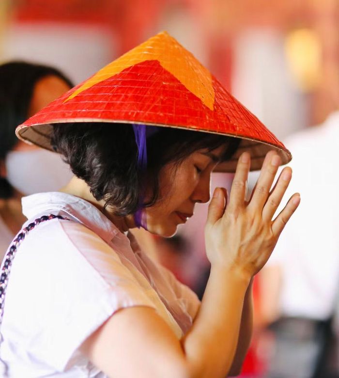 Khu vực Khuê Văn và Khu Thái Học đón nhiều người dân, du khách tới dâng hương cầu khấn
