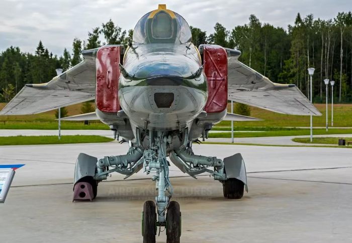MiG-27 cũng phải đối mặt với mối đe dọa từ hệ thống phòng không của đối phương. Sự xuất hiện của tên lửa phòng không vác vai, đặc biệt là FIM-92 Stinger do Mỹ cung cấp cho lực lượng Mujahideen, khiến hoạt động ở độ cao thấp trở nên nguy hiểm hơn.