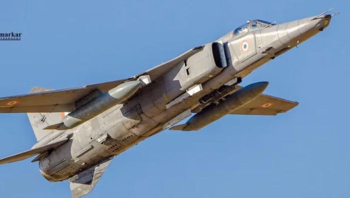 MiG-27 được đưa vào chiến trường Afghanistan trong những năm cuối của cuộc chiến. Không giống các tiêm kích đánh chặn, nhiệm vụ chính của máy bay là tấn công các mục tiêu mặt đất.