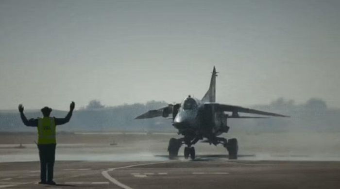 Thiết kế của MiG-27 vốn được phát triển từ MiG-23 nhưng đã được thay đổi đáng kể để phục vụ vai trò cường kích. Máy bay có 1 phi công, sử dụng cánh cụp cánh xòe và có thể mang tải vũ khí lớn trên nhiều giá treo.
