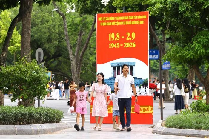 Những em bé rạng rỡ khi được hòa mình vào không khí vui tươi của ngày Quốc khánh