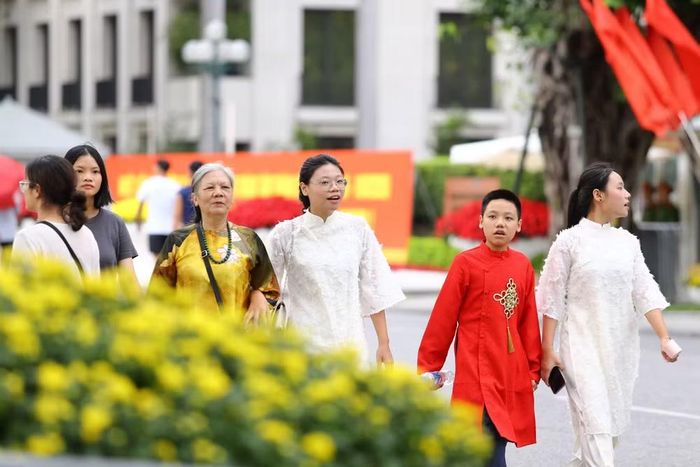 Một gia đình nhiều thế hệ cùng dạo bước bên Hồ Gươm, lưu giữ những khoảnh khắc đáng nhớ trong dịp Quốc khánh