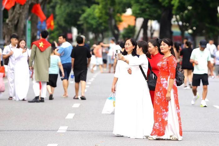 Những tà áo dài xuất hiện ở nhiều lứa tuổi, góp phần tạo nên không khí rộn ràng, đậm nét văn hóa trong ngày Quốc khánh