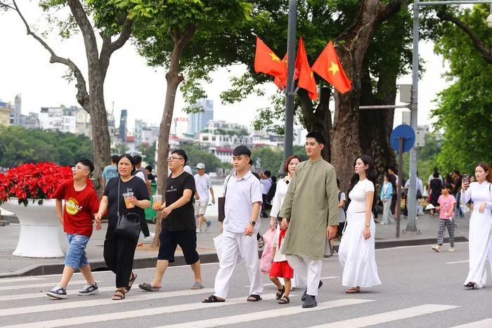Không khí vui tươi bên Hồ Gươm