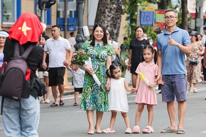 Những em nhỏ thích thú khi được bố mẹ đưa đi dạo phố trong không khí rộn ràng của ngày Quốc khánh