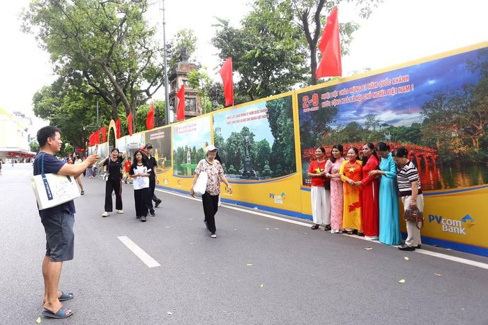 Du khách thập phương tranh thủ ghi lại những hình ảnh đẹp tại Hồ Gươm trước khi kết thúc kỳ nghỉ lễ