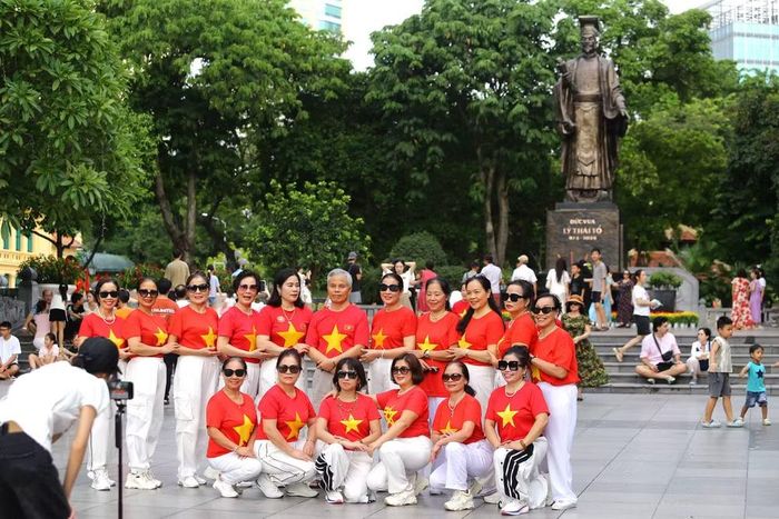 Khoác lên mình sắc đỏ sao vàng, người dân cùng lưu lại những khoảnh khắc đáng nhớ bên Hồ Gươm, hòa chung niềm vui và niềm tự hào trong ngày Quốc khánh 2/9